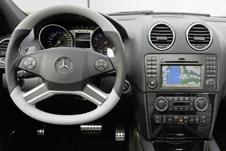 Zweifarbiges Sportlenkrad.