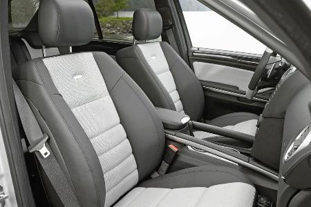 Zweifarbige Sportsitze.