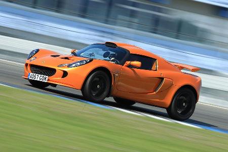 Für ein Fahrzeug seiner Klasse zeigt er jedoch auffällig starke Wank- und Nickbewegungen.