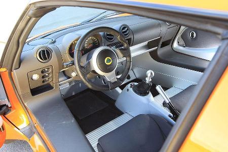 Erinnert mehr an eine Kofferraumluke als an eine Einstiegsbereich, gut im Futter stehende Zeitgenossen haben es hier nicht l...