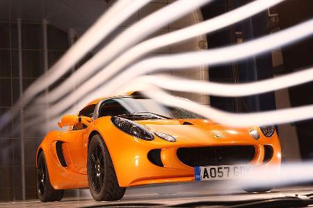 Abtrieb an beiden Achsen, vorne immerhin knapp 50 Newtonmeter, an der Hinterachse liegt eine zusätzliche Gewichtskraft von g...