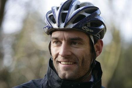 Mark Webber - Am 22. November brach sich Webber bei einem Radunfall in Tasmanien das rechte Bein. 81 Tage später saß er in J...