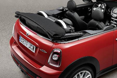 In das Textilverdeck integriert ist ein Schiebedach: Der vordere Abschnitt des Verdecks lässt sich um bis zu 40 Zentimeter z...