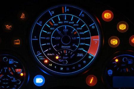 Neu im CCX ist auch eine komplexe Anzeigeneinheit, die dem Fahrer auf einen Blick Infos über Geschwindigkeit, Drehzahl, Öldr...