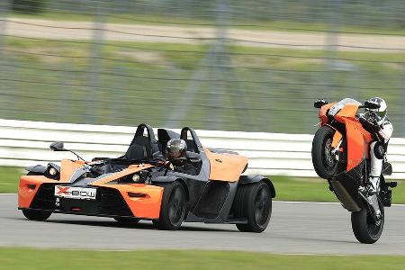 KTM steht sowohl auf zwei als auch auf vier Rädern für reichlich Fahrspaß, wie hier beim Aufeinandertreffen ...