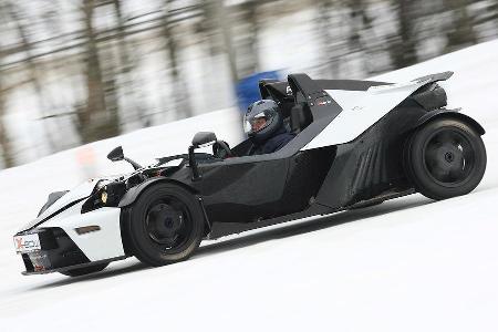 ... ein breites Grinsen ins Gesicht. Mit Winterreifen bestückt lässt sich der X-Bow mit dem Gaspedal um die Kuren steuern.