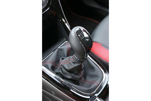 Opel Astra 2.0 CDTi Biturbo, Schalthebel