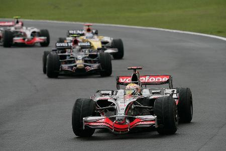 ... nach dem Re-Start drückte aber bereits Sebastian Vettel von hinten.