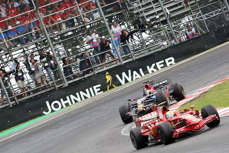 Durch eine geschickte Strategie tauchte plötzlich Sebastian Vettel im Rückspiegel von Felipe Massa auf.