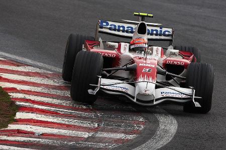 Doch in der vorletzten Kurve wartete der trockenbereifte Timo Glock und musste den neuen Weltmeister kampflos passieren lassen.