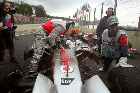 Im Alter von 23 Jahren, zehn Monaten und 26 Tagen krönte sich der Brite zum jüngsten Weltmeister der Formel-1-Geschichte.