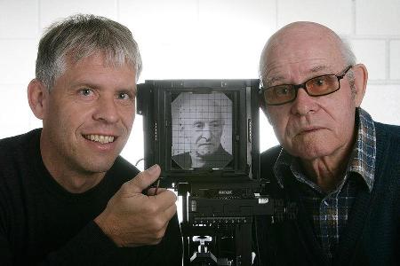 Fotograf in dritter Generation: Das Talent bekam Daniel Reinhard von Vater Joseph - rechts im Bild -, und seinem GroÃvater ...