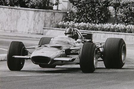 Damals, 1969, noch in Schwarz-WeiÃ: Graham Hill im Lotus am Casino in Monte Carlo.