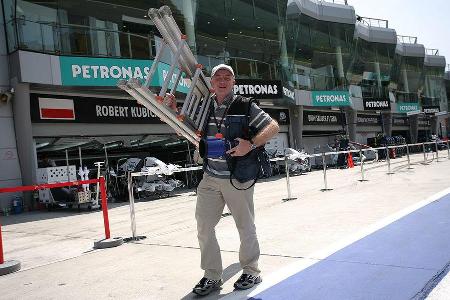 Doppelt hält besser: Auch Wolfgang Wilhelm ist im Auftrag von auto motor und sport auf den Rennstrecken weltweit unterwegs.