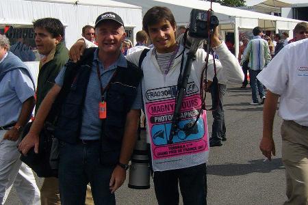 Die Prominenz - hier DTM-Star Bruno Spengler - steht Schlange, um ihm zu assistieren.