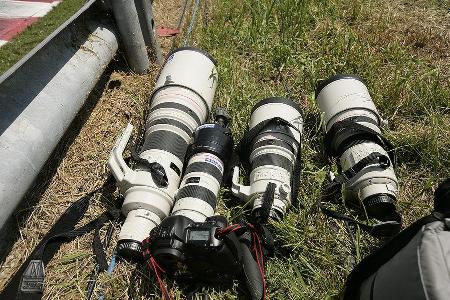 Kein leichter Job: Rund 35 Kilo Hightech-Marschgewicht schleppen die Fotografen um die Strecke.