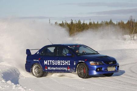 Am Ende gelingt jedem Kursteilnehmer der perfekte Drift durch das Labyrinth aus Schnee und Eis.