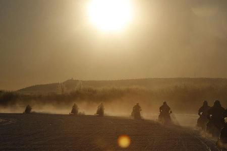Fahrt durch die ewige Eiswüste, der Sonne entgegen.