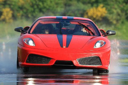 Beim Nasshandling zeigt er ein gutmütiges Fahrverhalten.