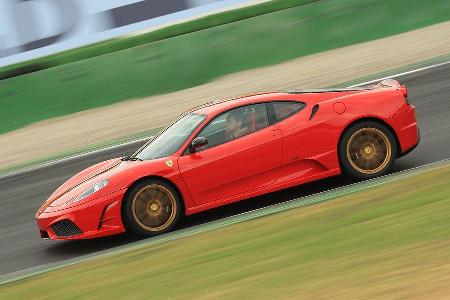 Sein nicht auf absolute Härte ausgelegtes Fahrwerk steuert auf der welligen Piste der grünen Hölle einiges zu bei.