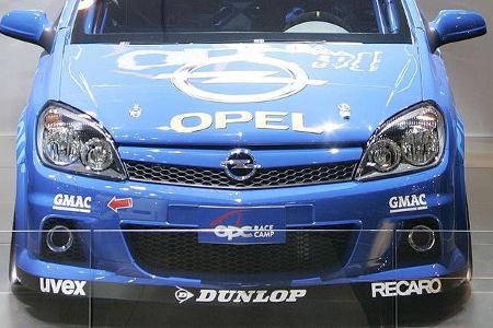 Die Rennfahrzeuge tragen einen über 300 PS und 400 Nm starken Zweiliter-Turbom, ein sequenzielles Sechsgang-Getriebe mit Zün...