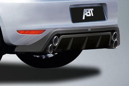 Schräg angeordneten Doppelendrohre prägen das Heck.