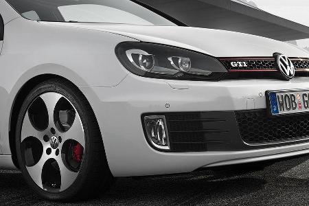 Ergänzt wird der GTI-Look durch 7,5x17 Zoll große Leichtmetallfelgen, über die sich 225/45er Pneus spannen.
