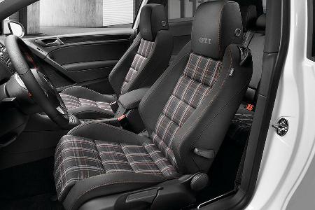 Auch das erinnert an den ersten GTI: Sportsitze im Karolook.