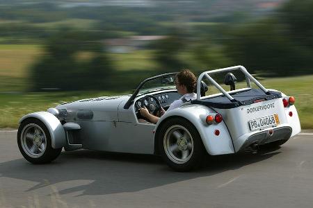 Der Donkervoort D8 Widetrack, ein Fliegengewicht hält mit dem motorisch überlegenen Porsche mit.