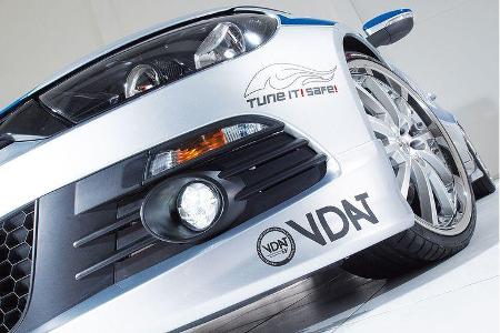 Die Licht-Signalanlage mit moderner LED-Technologie sowie das in der Frontschürze montierte Tagfahrlicht stammt von Hella.