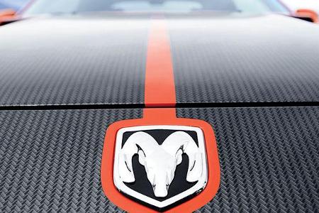 Die Rennstreifen im Carbon-Look unterstreichen seine sportlichen Ambitionen.