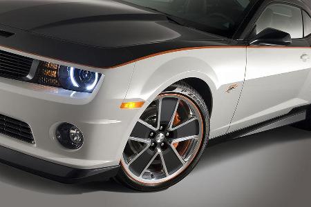 Schwarz dominiert auch das Interieur.