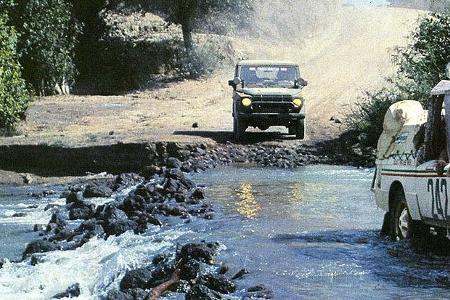 Auch Wasserdurchfahrten gehörten schon früh zum Standardprogramm der Dakar.