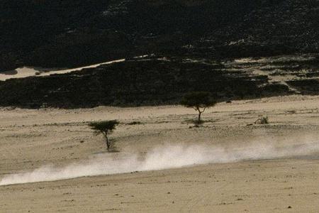 Von Weite sind die Fahrzeuge kaum zu sehen.