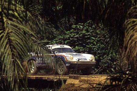 Da lugt der von Ickx pilotierte Porsche 959 durchs Grün.