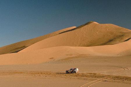 Einsame Kreise ziehen: Pajero vor Sandberg.