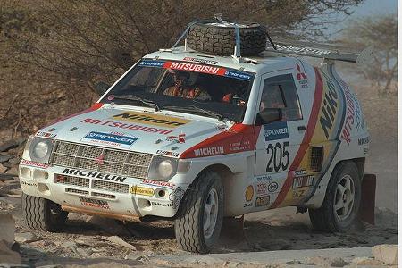 Pajero mit Vollgas auf dem Weg ins Ziel.
