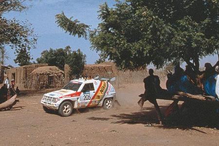 Kontrastprogramm: High-Tech-Auto und Dorfbewohner.