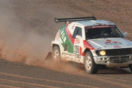 Sieben Mitsubishi erreichen 1993 das Ziel in Dakar.