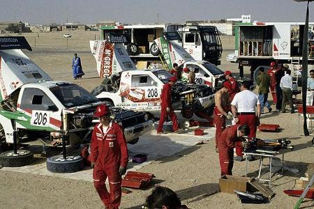 Mitsubishi-Werkstatt unter freiem Himmel.