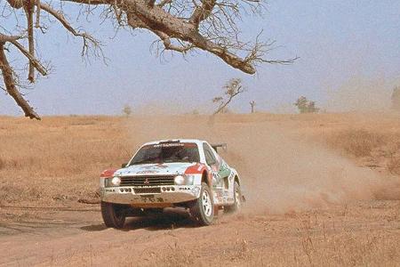 Bei der Ankunft im Biwak wird ihnen von der Organisation keine Pause gegönnt. Daraufhin zieht Mitsubishi-Teamchef Brehmer se...