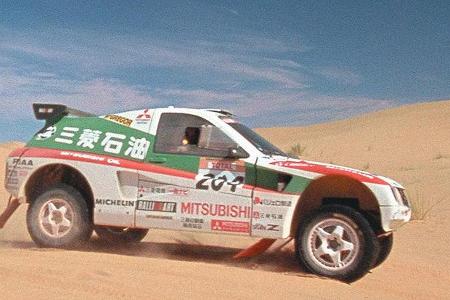 Der Motorradfahrer folgt in der Spur des Pajero.