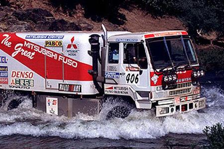 Schweres Gerät pflügt sich durchs Wasser.