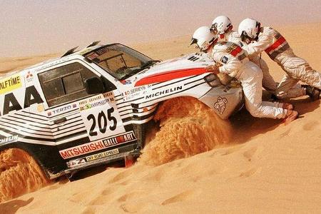 Mit vereinten Kräften heraus aus dem sandigen Schlamassel.