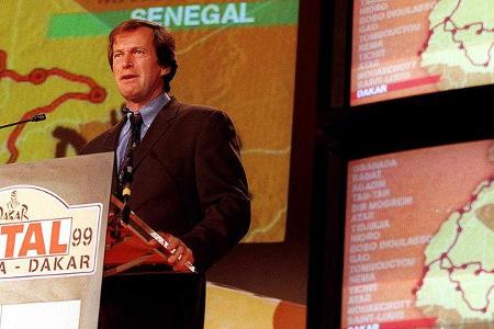 1998: Hubert Auriol, mittlerweile Organisator der Rallye Dakar, erläutert die Streckenführung.