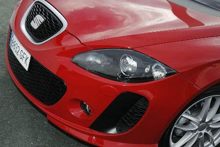 Große Lufteinlässe in der Front.