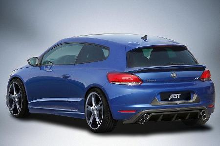 Zusätzliche Seitenleisten betonen die Pfeil-Form des Coupés.