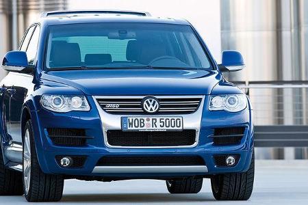 Um dem R-Label gerecht zu werden erhielt der R50 Kotflügelverbreiterungen spendiert, die die 295er Pneus auf 21 Zoll-Felgen ...