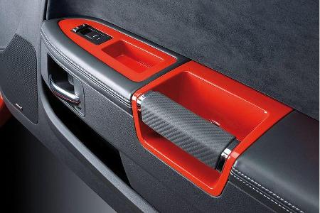 In den Türen lauern mächtige Lautsprecher.