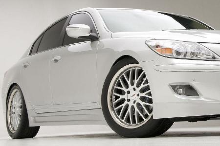 Ein Sportfahrwerk und 20 Zoll-Mehrspeichenfelgen runden die Modifikationen ab.